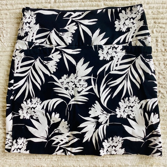 Women's S.C & Co. Black/White Floral tummy Control Pull On Skort/Skirt  S 17” - Picture 12 of 12
